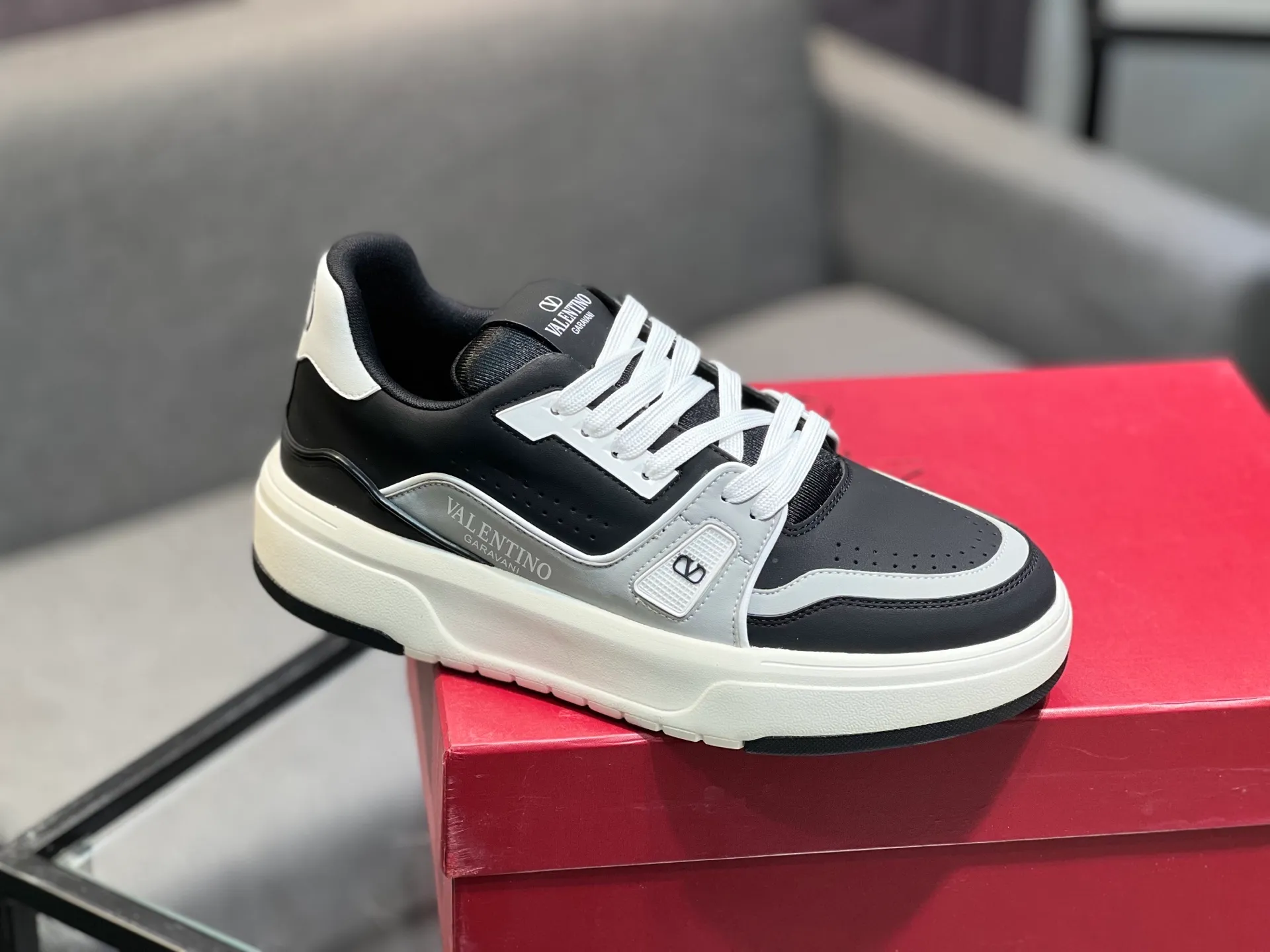 Men's men's shoes 💰660 𝑽𝒂𝒍𝒆𝒏𝒕𝒊𝒏𝒐 Valentino 𝑶𝒏𝒆𝑺𝒕𝒖𝒅 Couple's sneaker series Valentino 2025 latest couple's sneakers, celebrity style, hot sale. The original ZP was purchased and dismantled. Repeated pattern making and modification. I strive to restore the original version 1:1! Top luxury masterpiece, soft and comfortable, combining fashion and leisure, bringing excellent elegant texture and excellent on-foot comfort. Top purchase version upper: imported calfskin surface/original oil edge craftsmanship. Inner: water-dyed cowhide lining. Outsole: original development 𝐓𝐏𝐔 two-color combination outsole. Packaging: original configuration complete package. Code number: 35-44 yards. 34.45 can be customized. Can be customized (self-labeled-no label) order.